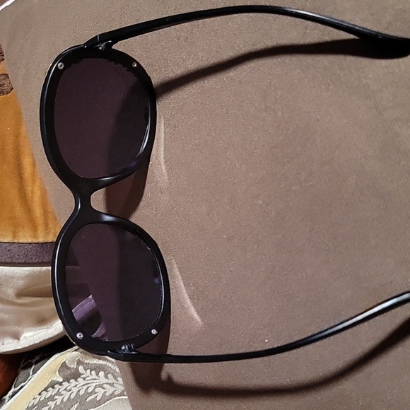 Black & Gold Round Sunglasses 👓 - Picture 6 of 8